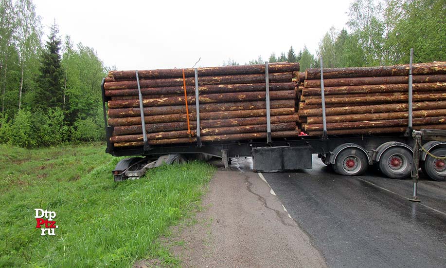Суоярви, 2 июня 2019 года, 06-30.  ДТП с участием седельного тягача - лесовоза на шасси грузового автомобиоля Вольво (Volvo) с полуприцепом произошло на 130-м километре автодороги "Петрозаводск - Суоярви", в районе железнодорожного переезда перед г. Суоярви.