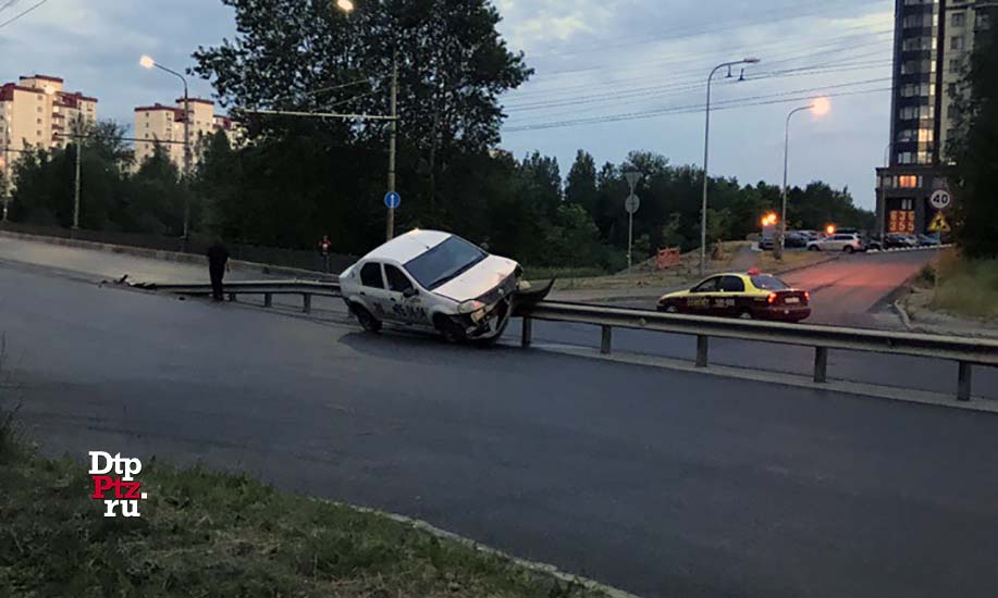 Петрозаводск, 22 июня 2019 года, 01-32.   ДТП с участием легкового автомобиля Рено (Renault Logan) произошло на улице Красноармейская, у дома №2, в районе пересечения с Древлянской набережной.