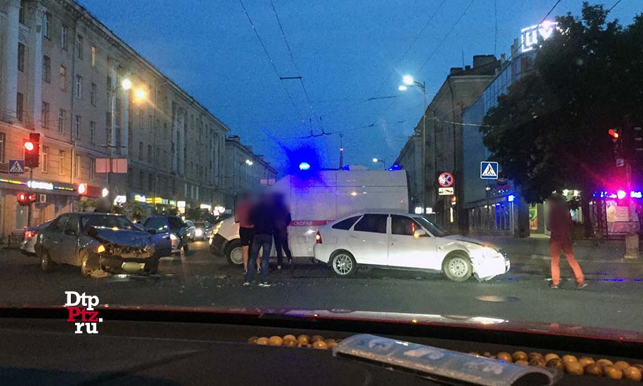 Петрозаводск, 26 июня 2019 года, 23-56.   ДТП с участием двух легковых автомобилей произошло на пересечении улицы Анохина и проспекта Ленина.