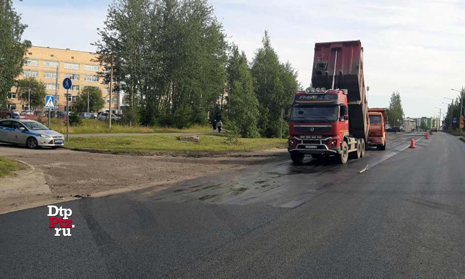 Петрозаводск, 17 июля 2019 года, 06-40.  ДТП с участием самосвалов на шасси грузовых автомобилей КАМАЗ и Вольво (Volvo) произошло на Лососинском шоссе, у дома №13А.