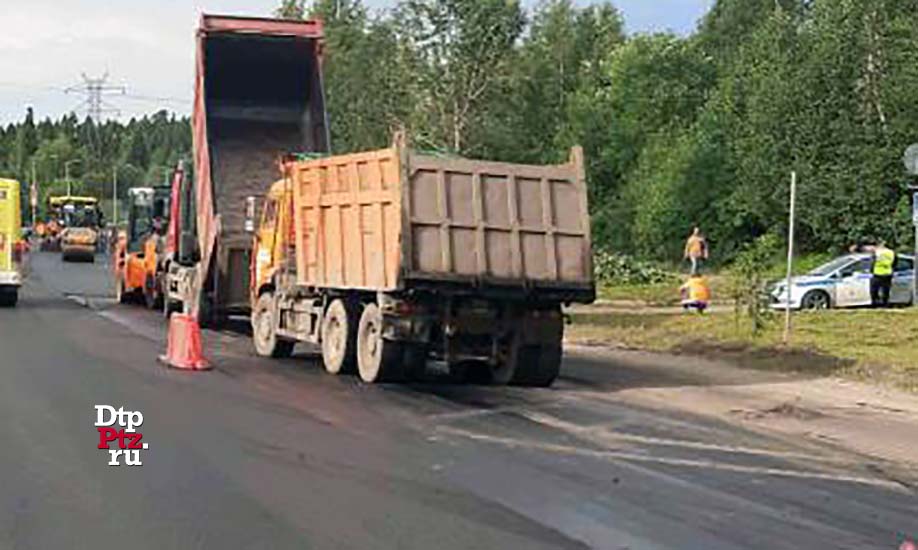 Петрозаводск, 17 июля 2019 года, 06-40.  ДТП с участием самосвалов на шасси грузовых автомобилей КАМАЗ и Вольво (Volvo) произошло на Лососинском шоссе, у дома №13А.