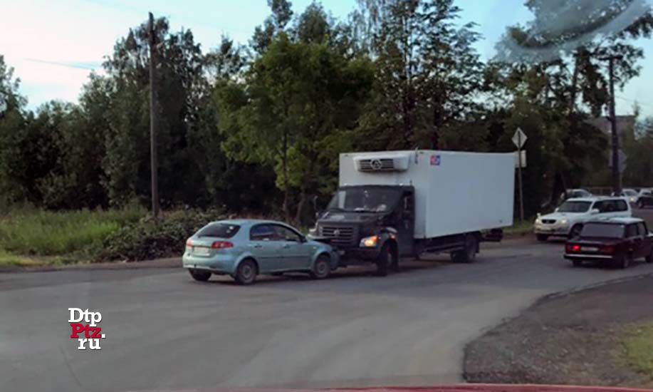 Петрозаводск, 3 июля 2019 года, 18-50.   ДТП с участием легкового Шевроле (Chevrolet Lacetti) и грузового фургона Газель произошло на пересечении улиц ключевая и Гвардейская.