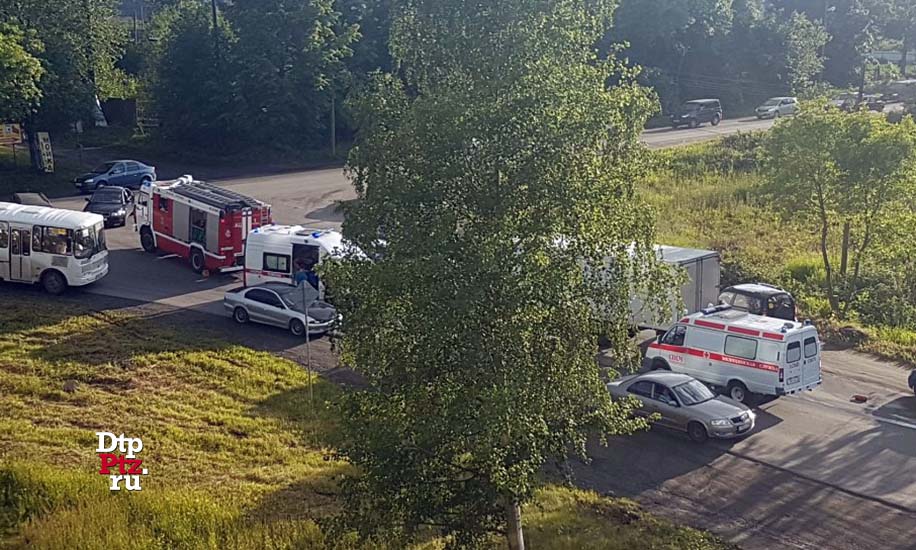 Петрозаводск, 3 июля 2019 года, 18-50.   ДТП с участием легкового Шевроле (Chevrolet Lacetti) и грузового фургона Газель произошло на пересечении улиц ключевая и Гвардейская.