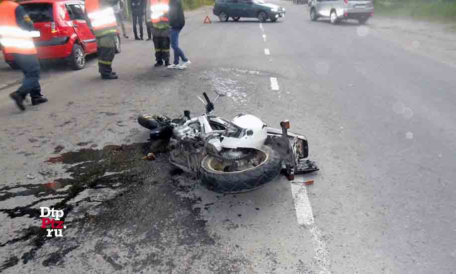Сегежа, 2 сентября 2019 года, 18-45.  ДТП с участием мотоциклиста и легкового автомобиля произошло на улице Спиридонова, у дома №9.
