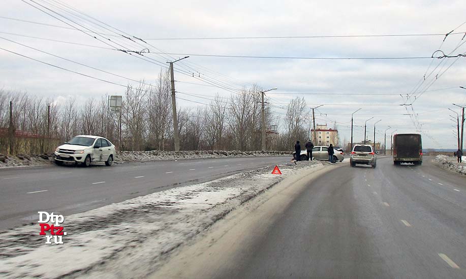 Петрозаводск, 13 февраля 2020 года, 08-45.   ДТП с участием легковых автомобилей Тойота (Toyota Corolla) и Лада (Lada Granta) произошло на Комсомольском проспекте, у дома №11.