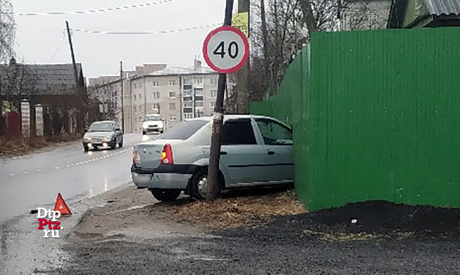 Петрозаводск, 13 апреля 2020 года, 18-00.  ДТП с участием легковых автомобилей Фольксваген (Volkswagen Passat) и Рено (Renault Logan) произошло на пересечении улиц Сулажгорская и Шуйская.