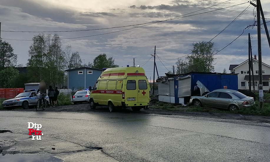 Петрозаводск, 5 июня 2020 года, 20-00.   ДТП с участием легкового автомобиля Форд (Ford Mondeo) произошло в районе перекрестка улиц Рабочая и Логмозерскаяна.