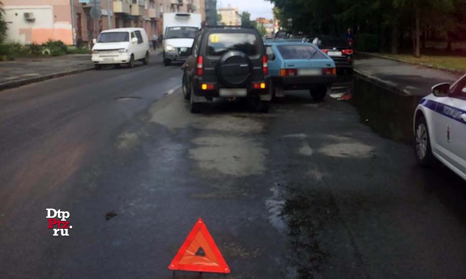 Петрозаводск, 22 июля 2020 года, 09-07.   ДТП с участием легкового автомобиля ВАЗ-2109 и внедорожника Сузуки (Suzuki Jimny) произошло на улице Анохина, у дома №18.