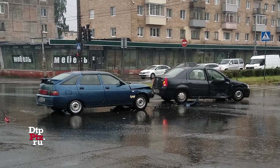 Петрозаводск, 6 июля 2020 года, 07-50.  ДТП с участием легковых автомобилей Рено (Renault Logan) и Лада (Lada 112) произошло на пересечении Октябрьского проспекта и улицы Московская.