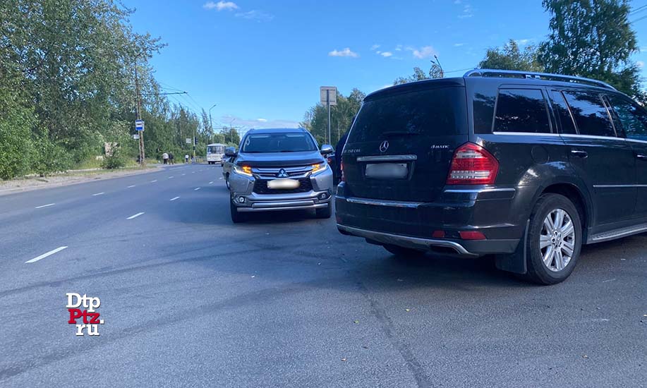Петрозаводск, 9 июля 2020 года, 17-20.  ДТП с участием двух внедорожников Мерседес (Mercedes-Benz GL) и Митсубиши (Mitsubishi Pajero Sport) произошло на первомайском проспекте, у дома №82.